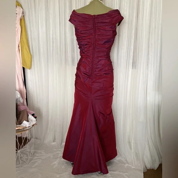 Vintage 1990’s elegant Tadashi ball/evening taffeta! Mermaid with a train - Picture 3 of 17